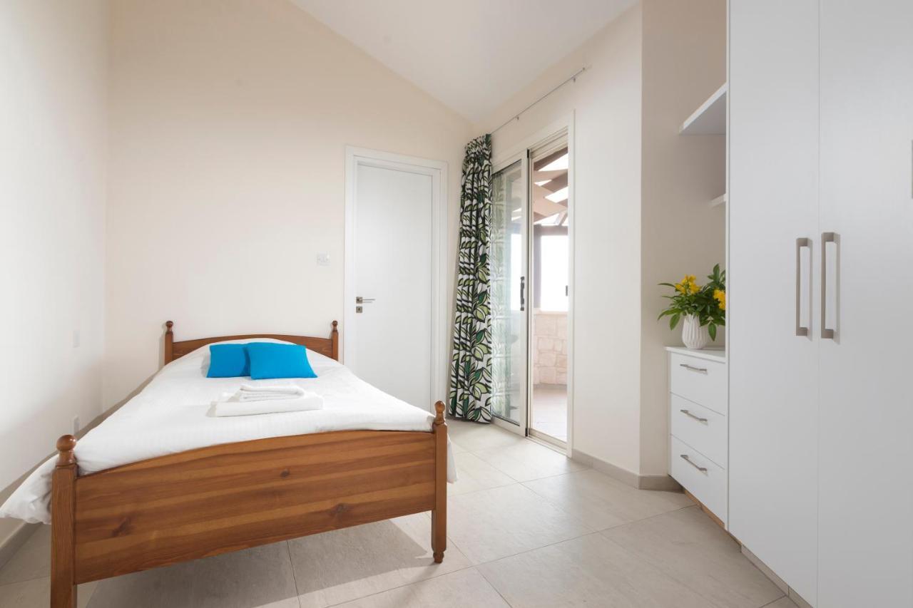 Resitour - Perneri Four Bedroom Villa Paphos Eksteriør billede